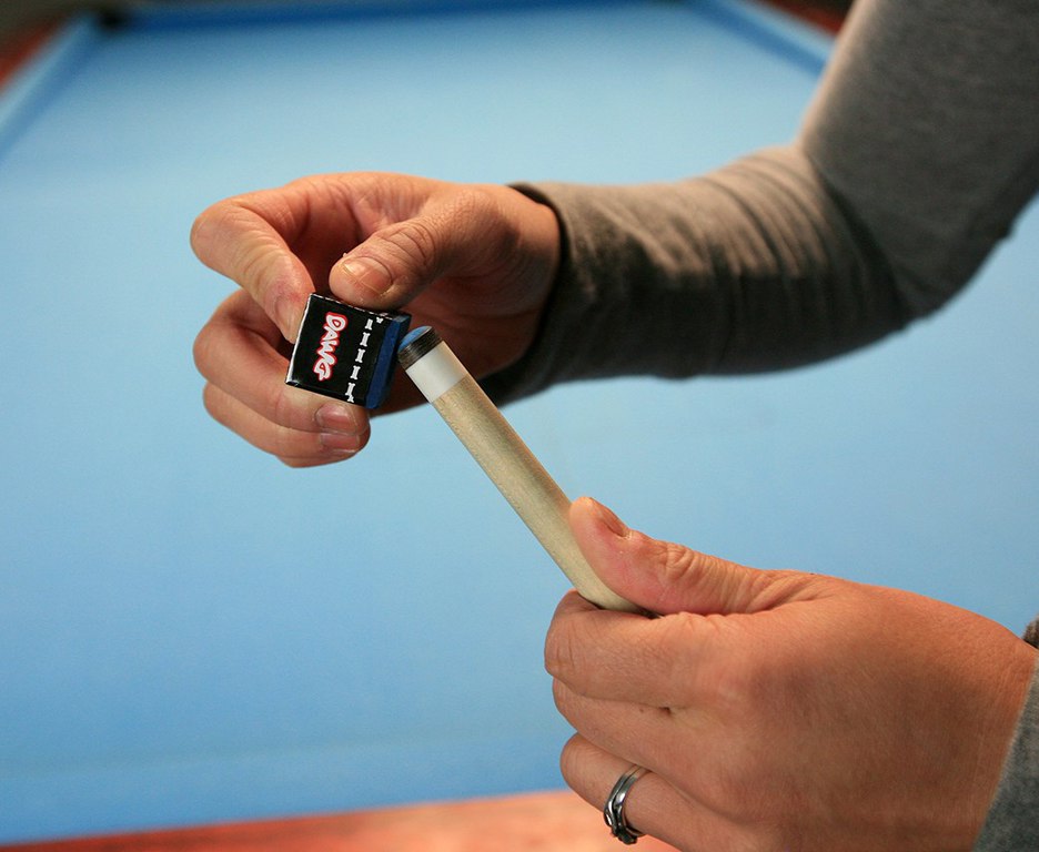 Poner tiza a taco de billar